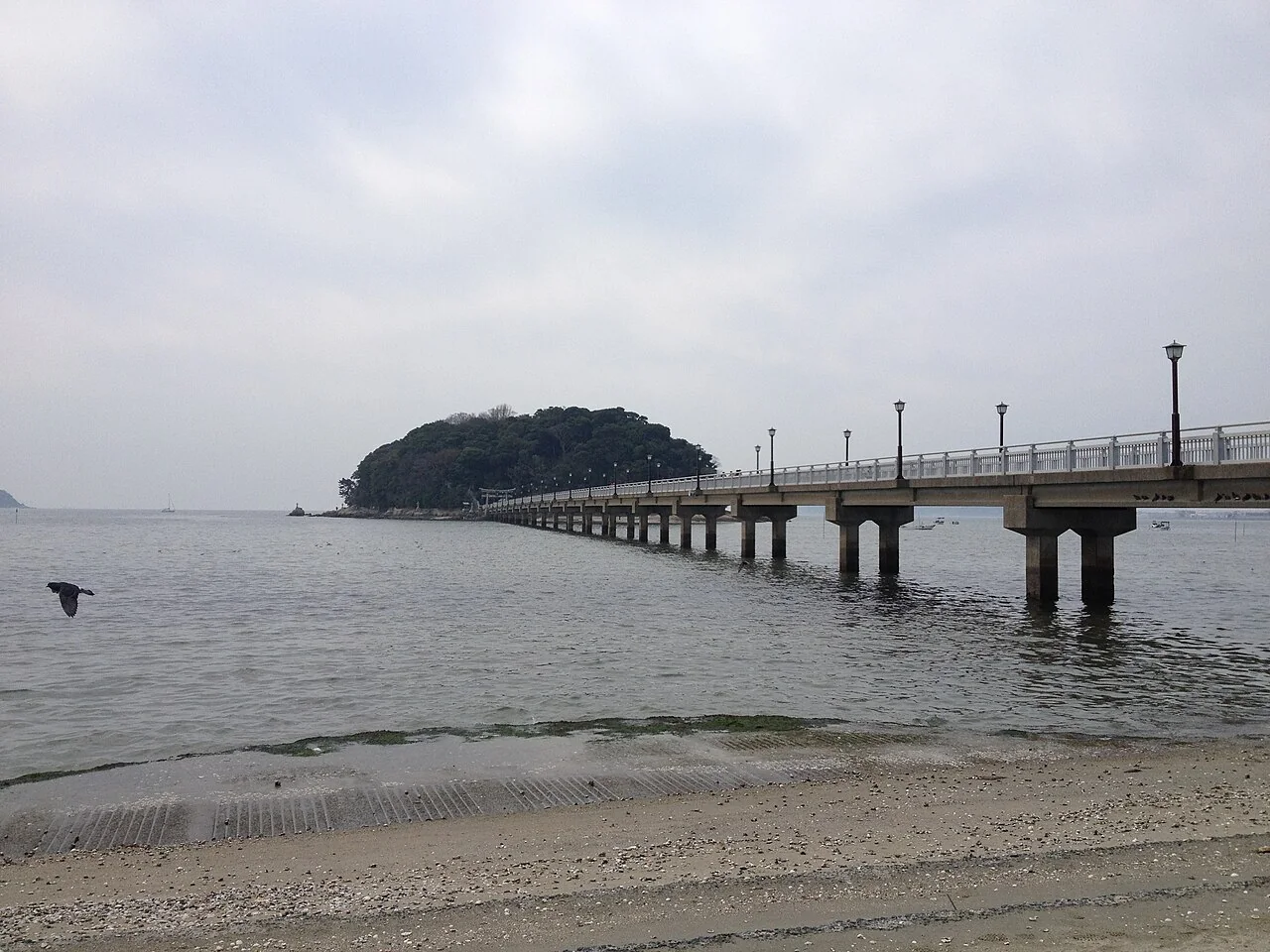 竹島園地の海辺から望む竹島橋