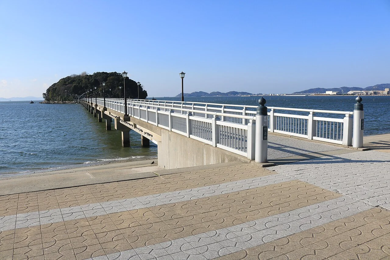 三河湾に架かる竹島橋