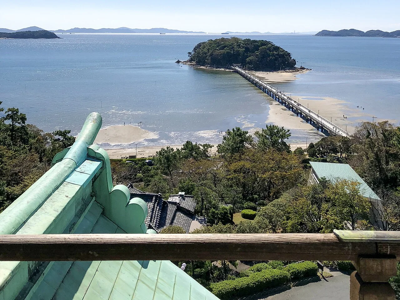 高台から見た竹島と竹島橋、三河湾