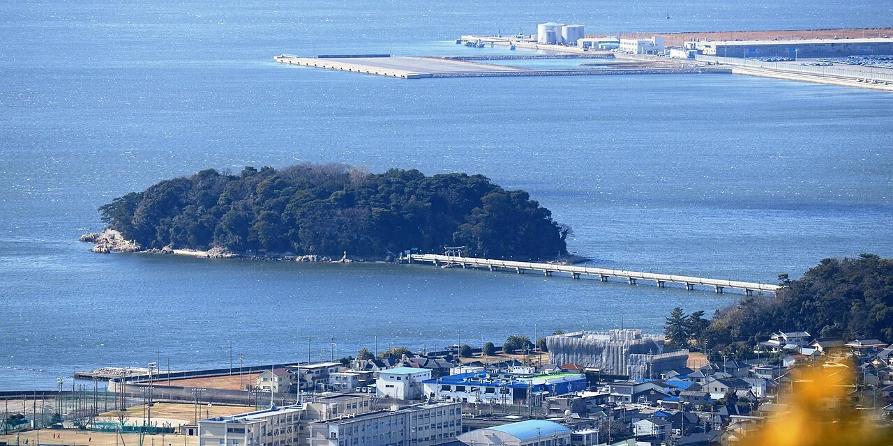 海と空の間に浮かぶ竹島の遠景